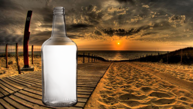 Botella en la playa del océano 390x220 - Botella en la playa del océano
